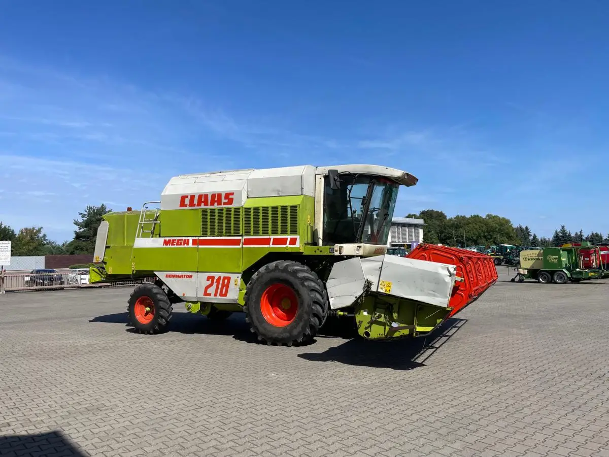 Kombajn tradycyjny-klawiszowy.